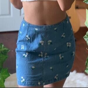 UEC H&M Divided Blue Jean denim mini skirt with daisy embroidery SZ 4